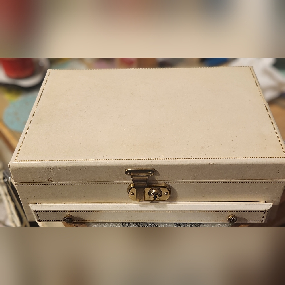 Vintage Elegant Cream Jewelry Box w/ KEY.  Bond case jewel Corp New York